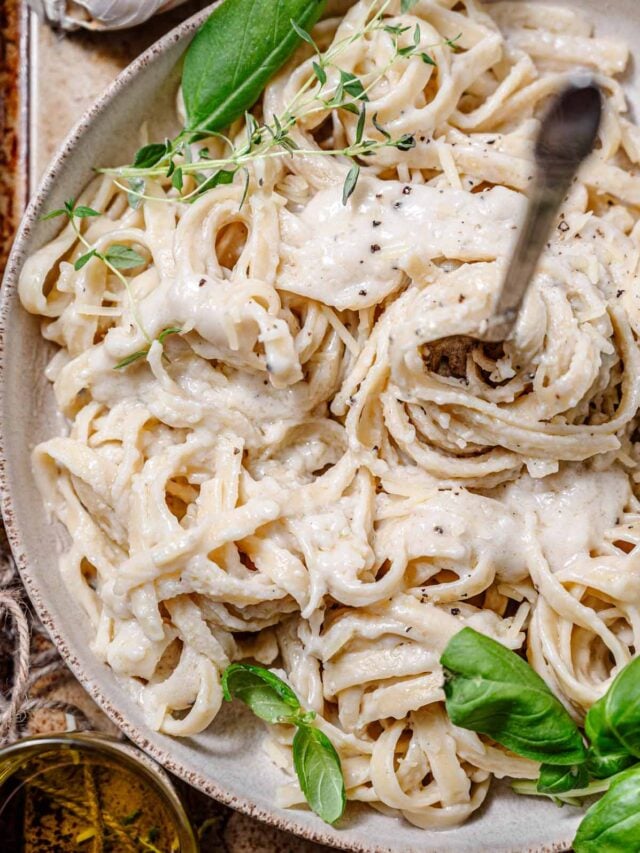 vegan fettuccine alfredo in a bowl.