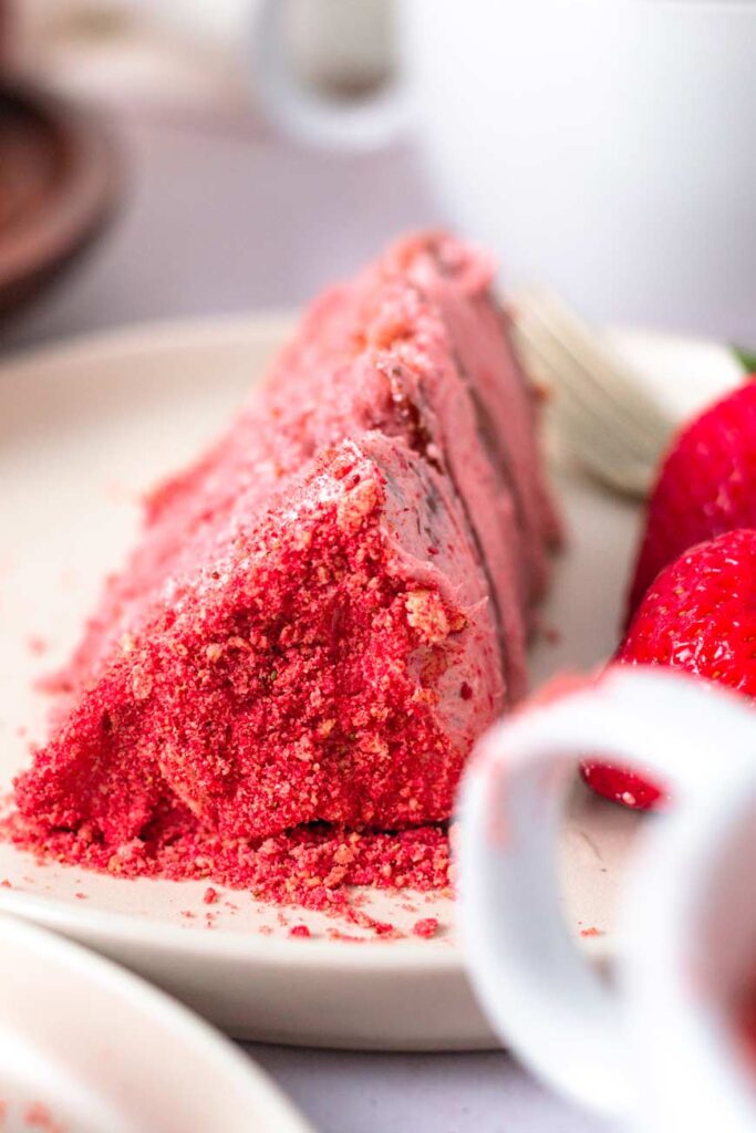easy strawberry crunch cake crumbles on a slice
