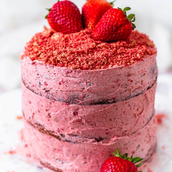 easy strawberry crunch cake