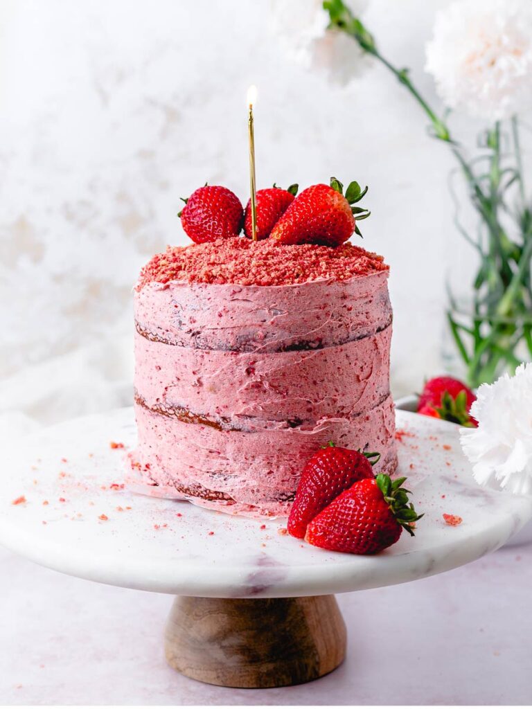 strawberry crunch cake