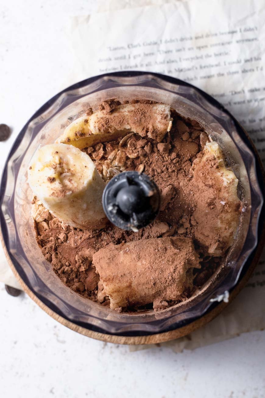 banana, old fashioned oats and cocoa powder in a blender.