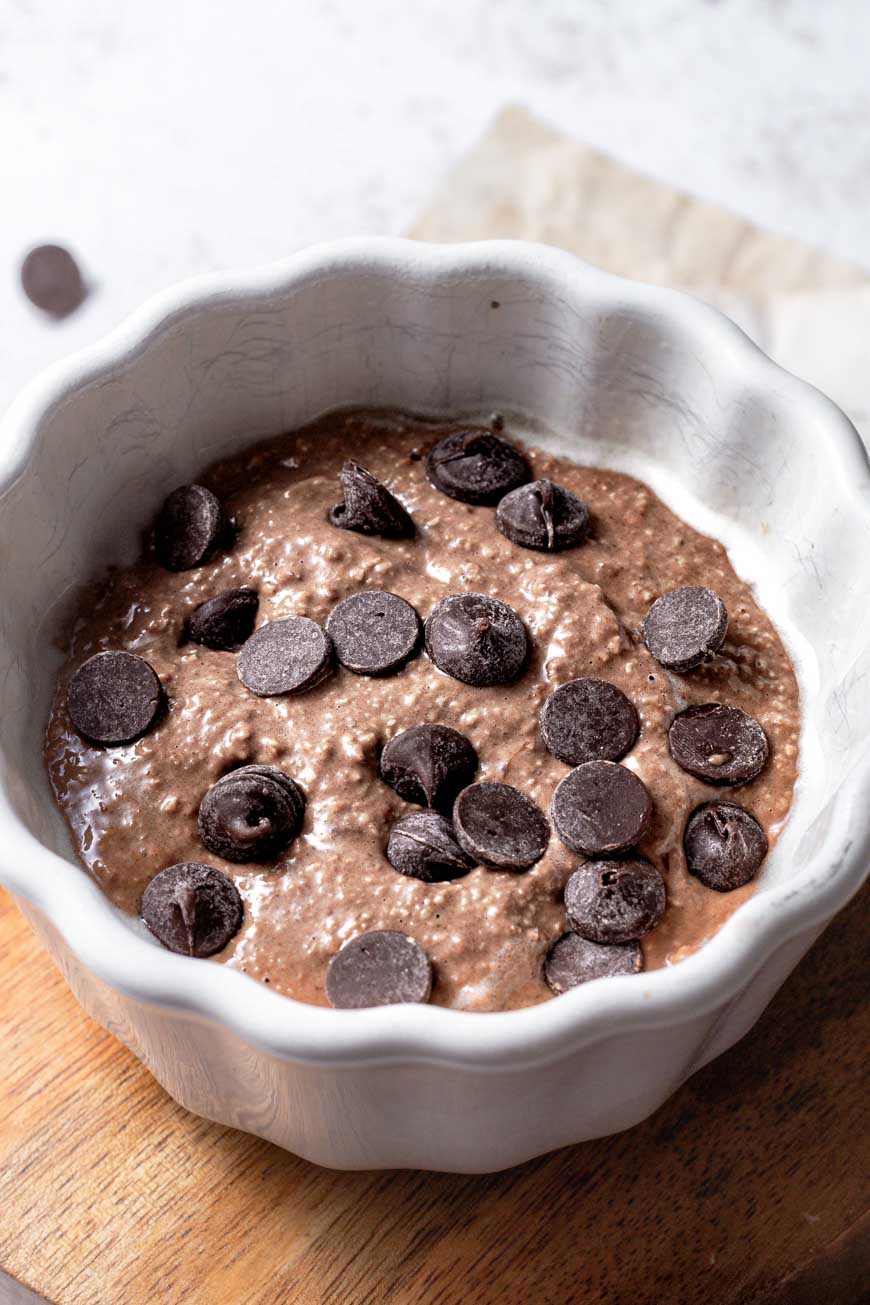 nutella baked oats with chocolate chips.