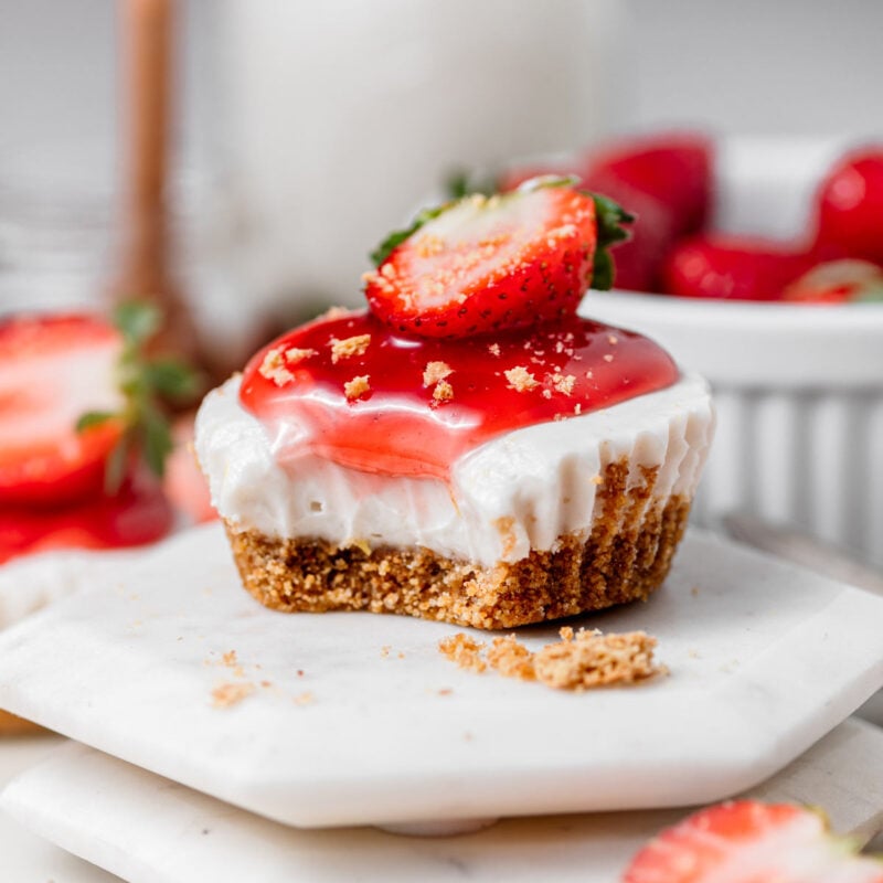 vegan mini no bake cheesecake on a white marble coaster.