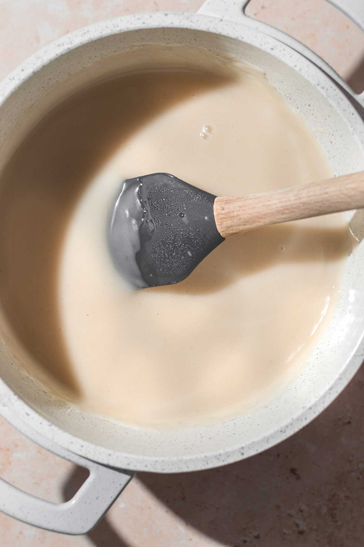 vanilla cheesecake pudding in a pot.