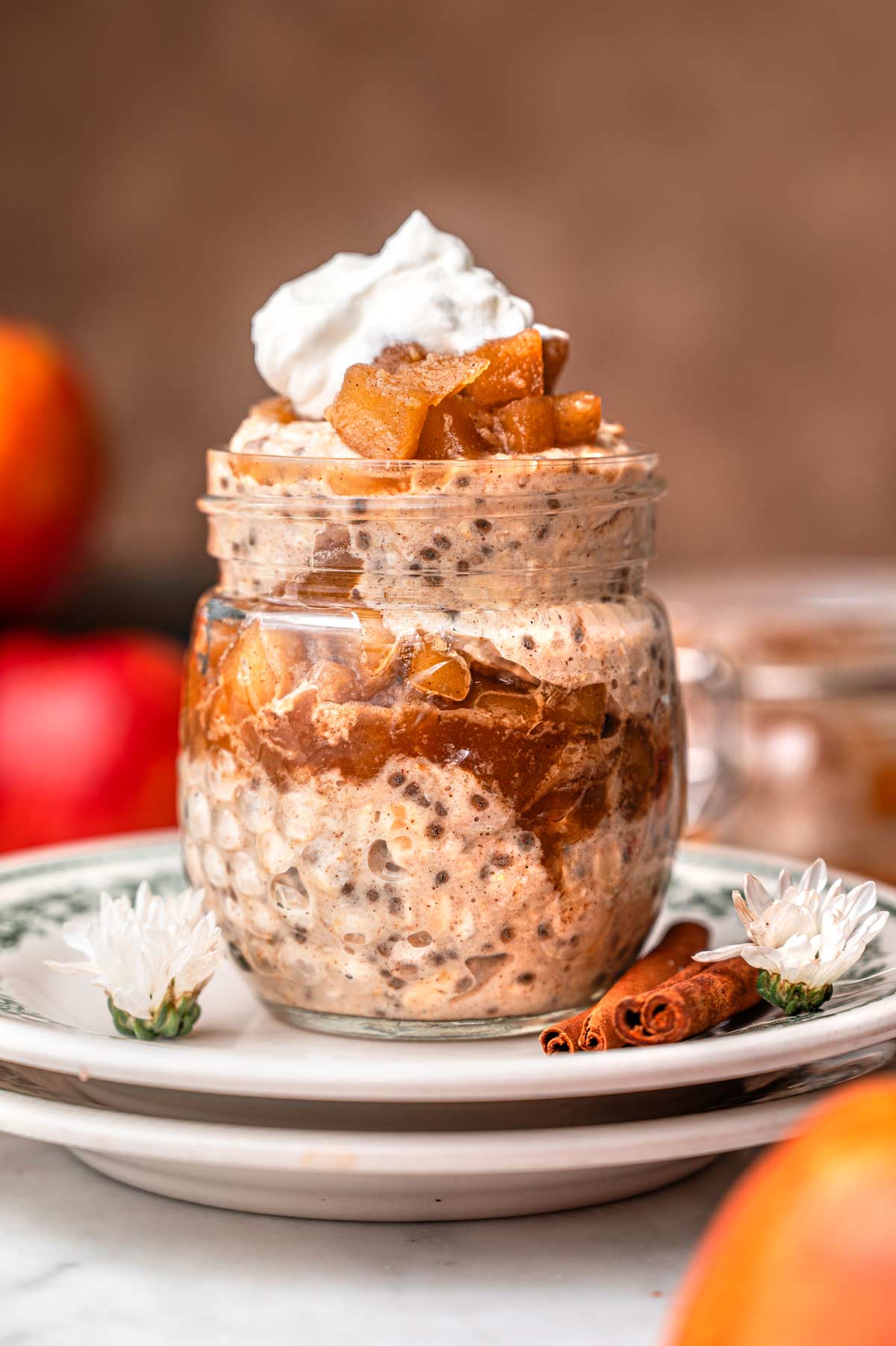 thick and creamy apple pie flavored overnight oats with apples, cinnamon and applesauce.