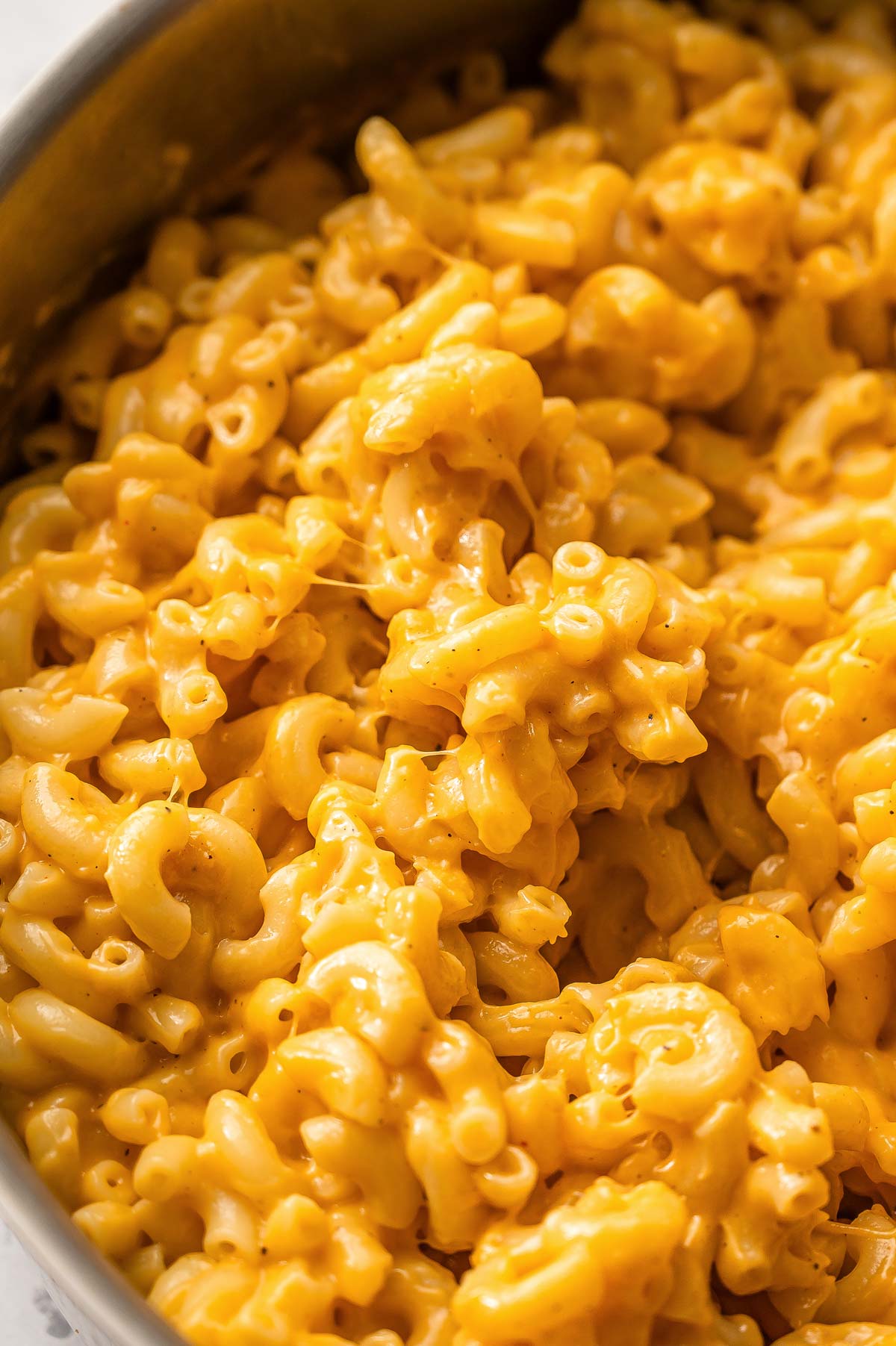 stretchy vegan mac and cheese made without cashews in a pan.